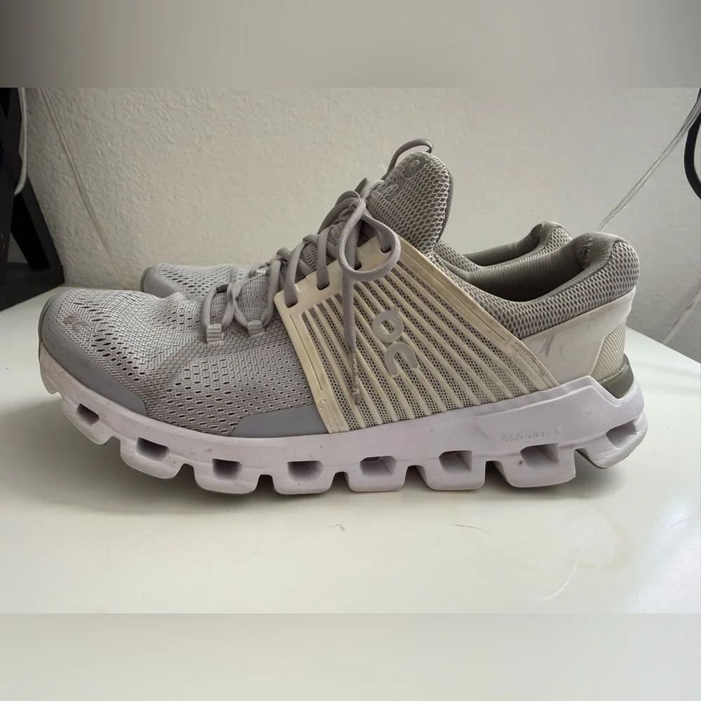 On Running women size 10
Gray Athletic Shoes - Picture 4 of 9